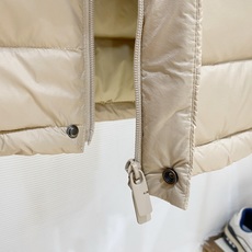 Burberry-博柏利 2026FW秋冬新款男士立领横条轻薄羽绒服 90新国标白鸭绒填充,高密防风防钻绒尼龙面料,原版 Burberry-博柏利 2026FW秋冬新款男士立领横条轻薄羽绒服 90新国标白鸭绒填充,高密防风防钻绒尼龙面料,原版