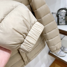 Burberry-博柏利 2026FW秋冬新款男士立领横条轻薄羽绒服 90新国标白鸭绒填充,高密防风防钻绒尼龙面料,原版 Burberry-博柏利 2026FW秋冬新款男士立领横条轻薄羽绒服 90新国标白鸭绒填充,高密防风防钻绒尼龙面料,原版
