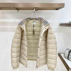 Burberry-博柏利 2026FW秋冬新款男士立领横条轻薄羽绒服 90新国标白鸭绒填充,高密防风防钻绒尼龙面料,原版 Burberry-博柏利 2026FW秋冬新款男士立领横条轻薄羽绒服 90新国标白鸭绒填充,高密防风防钻绒尼龙面料,原版