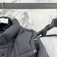 Moncler 盟可睐(蒙口)2026FW秋冬专柜最新款袖袋徽章连帽短款羽绒服 全套原版五金辅料,按扣、品牌拉链、帽绳金 Moncler 盟可睐(蒙口)2026FW秋冬专柜最新款袖袋徽章连帽短款羽绒服 全套原版五金辅料,按扣、品牌拉链、帽绳金