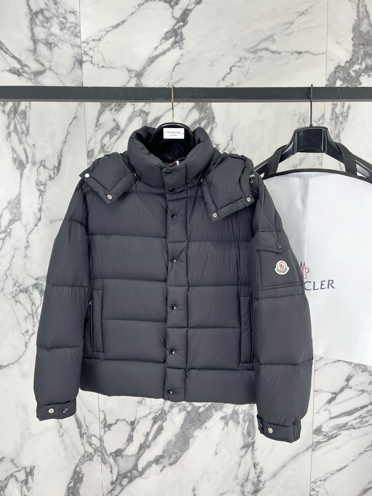 Moncler 盟可睐（蒙口）2026FW秋冬专柜最新款袖袋徽章连帽短款羽绒服 全套原版五金辅料，按扣、品牌拉链、帽绳金