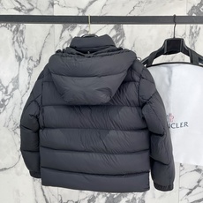 Moncler 盟可睐(蒙口)2026FW秋冬专柜最新款袖袋徽章连帽短款羽绒服 全套原版五金辅料,按扣、品牌拉链、帽绳金 Moncler 盟可睐(蒙口)2026FW秋冬专柜最新款袖袋徽章连帽短款羽绒服 全套原版五金辅料,按扣、品牌拉链、帽绳金