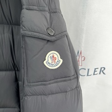 Moncler 盟可睐(蒙口)2026FW秋冬专柜最新款袖袋徽章连帽短款羽绒服 全套原版五金辅料,按扣、品牌拉链、帽绳金 Moncler 盟可睐(蒙口)2026FW秋冬专柜最新款袖袋徽章连帽短款羽绒服 全套原版五金辅料,按扣、品牌拉链、帽绳金