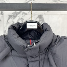 Moncler 盟可睐(蒙口)2026FW秋冬专柜最新款袖袋徽章连帽短款羽绒服 全套原版五金辅料,按扣、品牌拉链、帽绳金 Moncler 盟可睐(蒙口)2026FW秋冬专柜最新款袖袋徽章连帽短款羽绒服 全套原版五金辅料,按扣、品牌拉链、帽绳金
