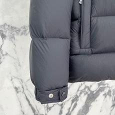 Moncler 盟可睐(蒙口)2026FW秋冬专柜最新款袖袋徽章连帽短款羽绒服 全套原版五金辅料,按扣、品牌拉链、帽绳金 Moncler 盟可睐(蒙口)2026FW秋冬专柜最新款袖袋徽章连帽短款羽绒服 全套原版五金辅料,按扣、品牌拉链、帽绳金