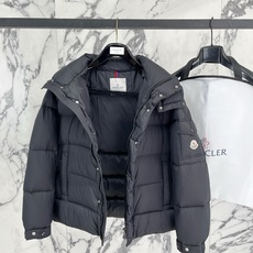 Moncler 盟可睐(蒙口)2026FW秋冬专柜最新款袖袋徽章连帽短款羽绒服 全套原版五金辅料,按扣、品牌拉链、帽绳金 Moncler 盟可睐(蒙口)2026FW秋冬专柜最新款袖袋徽章连帽短款羽绒服 全套原版五金辅料,按扣、品牌拉链、帽绳金
