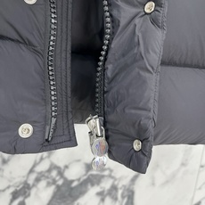 Moncler 盟可睐(蒙口)2026FW秋冬专柜最新款袖袋徽章连帽短款羽绒服 全套原版五金辅料,按扣、品牌拉链、帽绳金 Moncler 盟可睐(蒙口)2026FW秋冬专柜最新款袖袋徽章连帽短款羽绒服 全套原版五金辅料,按扣、品牌拉链、帽绳金