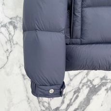 Moncler 盟可睐(蒙口)2026FW秋冬专柜最新款袖袋徽章连帽短款羽绒服 全套原版五金辅料,按扣、品牌拉链、帽绳金 Moncler 盟可睐(蒙口)2026FW秋冬专柜最新款袖袋徽章连帽短款羽绒服 全套原版五金辅料,按扣、品牌拉链、帽绳金