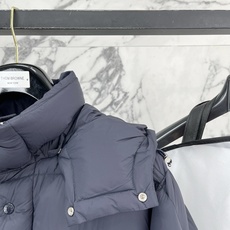 Moncler 盟可睐(蒙口)2026FW秋冬专柜最新款袖袋徽章连帽短款羽绒服 全套原版五金辅料,按扣、品牌拉链、帽绳金 Moncler 盟可睐(蒙口)2026FW秋冬专柜最新款袖袋徽章连帽短款羽绒服 全套原版五金辅料,按扣、品牌拉链、帽绳金