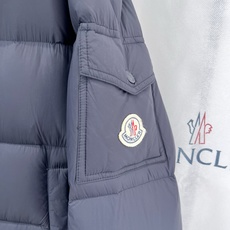 Moncler 盟可睐(蒙口)2026FW秋冬专柜最新款袖袋徽章连帽短款羽绒服 全套原版五金辅料,按扣、品牌拉链、帽绳金 Moncler 盟可睐(蒙口)2026FW秋冬专柜最新款袖袋徽章连帽短款羽绒服 全套原版五金辅料,按扣、品牌拉链、帽绳金