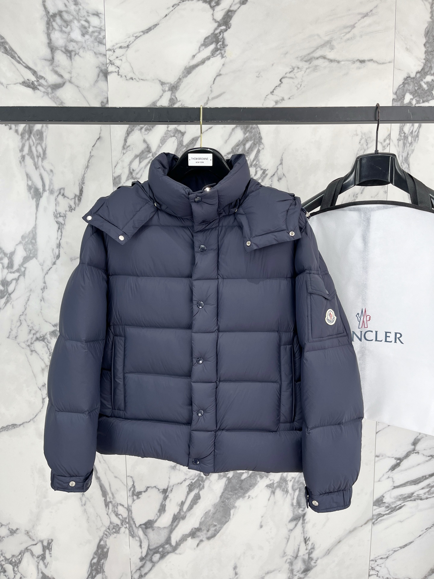 Moncler 盟可睐（蒙口）2026FW秋冬专柜最新款袖袋徽章连帽短款羽绒服 全套原版五金辅料，按扣、品牌拉链、帽绳金
