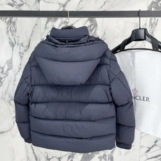 Moncler 盟可睐(蒙口)2026FW秋冬专柜最新款袖袋徽章连帽短款羽绒服 全套原版五金辅料,按扣、品牌拉链、帽绳金 Moncler 盟可睐(蒙口)2026FW秋冬专柜最新款袖袋徽章连帽短款羽绒服 全套原版五金辅料,按扣、品牌拉链、帽绳金
