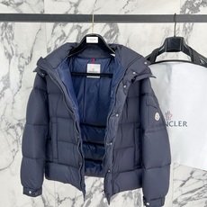Moncler 盟可睐(蒙口)2026FW秋冬专柜最新款袖袋徽章连帽短款羽绒服 全套原版五金辅料,按扣、品牌拉链、帽绳金 Moncler 盟可睐(蒙口)2026FW秋冬专柜最新款袖袋徽章连帽短款羽绒服 全套原版五金辅料,按扣、品牌拉链、帽绳金