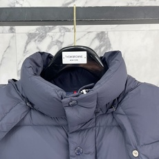 Moncler 盟可睐(蒙口)2026FW秋冬专柜最新款袖袋徽章连帽短款羽绒服 全套原版五金辅料,按扣、品牌拉链、帽绳金 Moncler 盟可睐(蒙口)2026FW秋冬专柜最新款袖袋徽章连帽短款羽绒服 全套原版五金辅料,按扣、品牌拉链、帽绳金