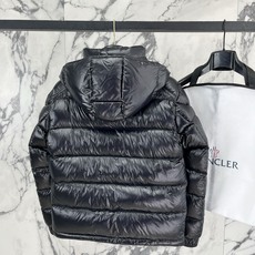 Moncler 盟可睐2026FW秋冬新款Maya经典亮面玛雅可拆卸连帽羽绒服 全套原版五金辅料,拉链、金属按扣、袖臂圆 Moncler 盟可睐2026FW秋冬新款Maya经典亮面玛雅可拆卸连帽羽绒服 全套原版五金辅料,拉链、金属按扣、袖臂圆