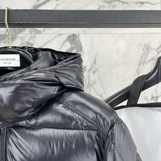 Moncler 盟可睐2026FW秋冬新款Maya经典亮面玛雅可拆卸连帽羽绒服 全套原版五金辅料,拉链、金属按扣、袖臂圆 Moncler 盟可睐2026FW秋冬新款Maya经典亮面玛雅可拆卸连帽羽绒服 全套原版五金辅料,拉链、金属按扣、袖臂圆