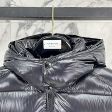 Moncler 盟可睐2026FW秋冬新款Maya经典亮面玛雅可拆卸连帽羽绒服 全套原版五金辅料,拉链、金属按扣、袖臂圆 Moncler 盟可睐2026FW秋冬新款Maya经典亮面玛雅可拆卸连帽羽绒服 全套原版五金辅料,拉链、金属按扣、袖臂圆