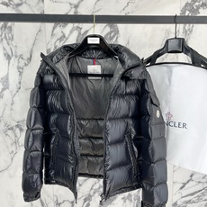 Moncler 盟可睐2026FW秋冬新款Maya经典亮面玛雅可拆卸连帽羽绒服 全套原版五金辅料,拉链、金属按扣、袖臂圆 Moncler 盟可睐2026FW秋冬新款Maya经典亮面玛雅可拆卸连帽羽绒服 全套原版五金辅料,拉链、金属按扣、袖臂圆
