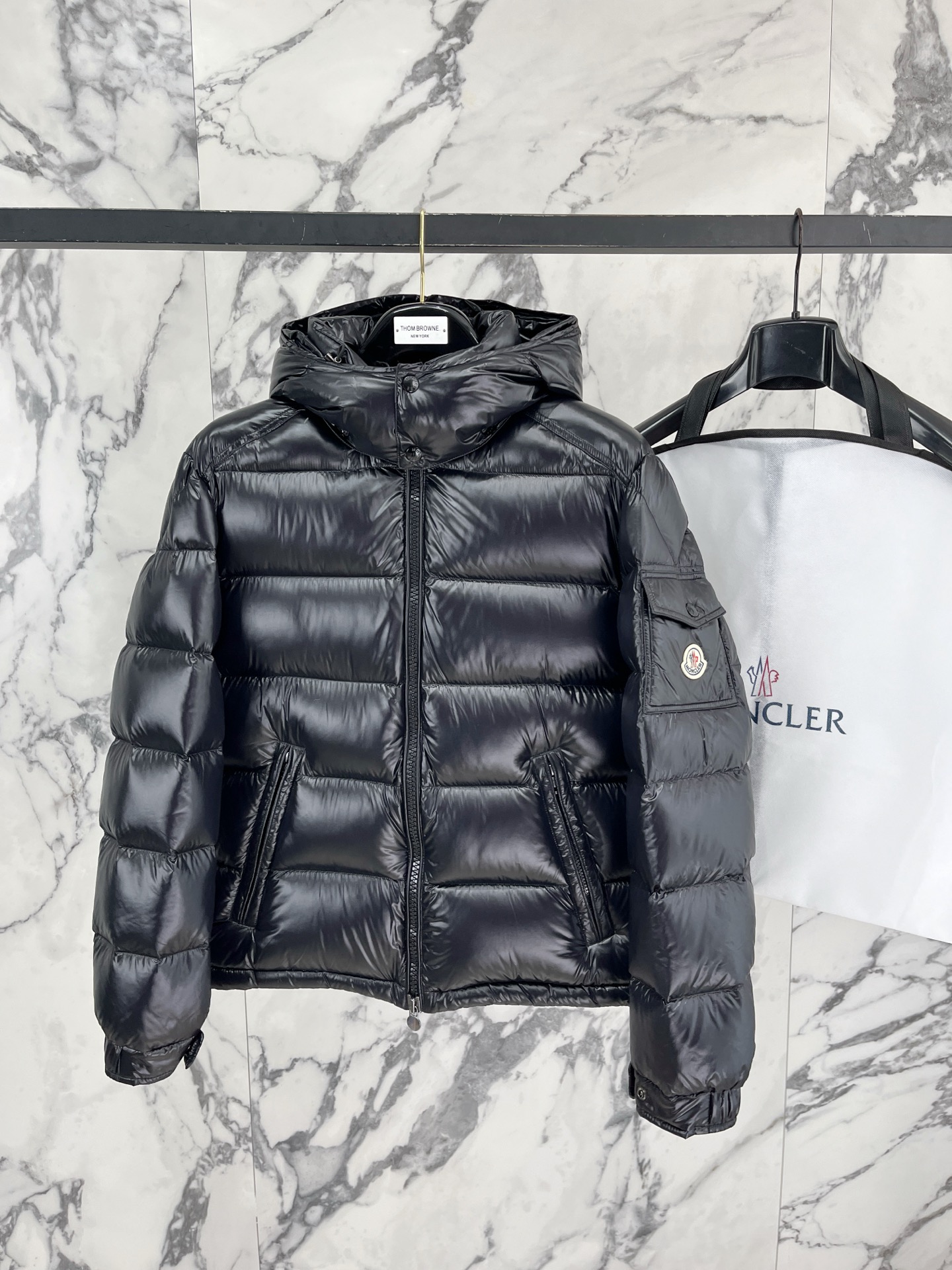 Moncler 盟可睐2026FW秋冬新款Maya经典亮面玛雅可拆卸连帽羽绒服 全套原版五金辅料，拉链、金属按扣、袖臂圆