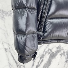 Moncler 盟可睐2026FW秋冬新款Maya经典亮面玛雅可拆卸连帽羽绒服 全套原版五金辅料,拉链、金属按扣、袖臂圆 Moncler 盟可睐2026FW秋冬新款Maya经典亮面玛雅可拆卸连帽羽绒服 全套原版五金辅料,拉链、金属按扣、袖臂圆