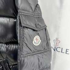 Moncler 盟可睐2026FW秋冬新款Maya经典亮面玛雅可拆卸连帽羽绒服 全套原版五金辅料,拉链、金属按扣、袖臂圆 Moncler 盟可睐2026FW秋冬新款Maya经典亮面玛雅可拆卸连帽羽绒服 全套原版五金辅料,拉链、金属按扣、袖臂圆