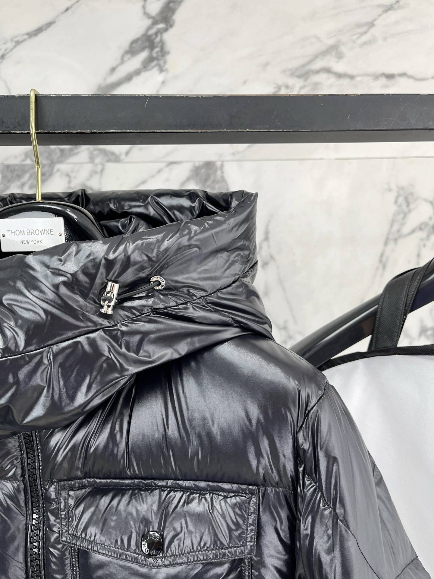 Moncler 盟可睐（蒙口）2026FW秋冬新款彩虹条可拆卸连帽羽绒服 全套原版五金辅料，拉链、按扣、袖口调节扣全部对