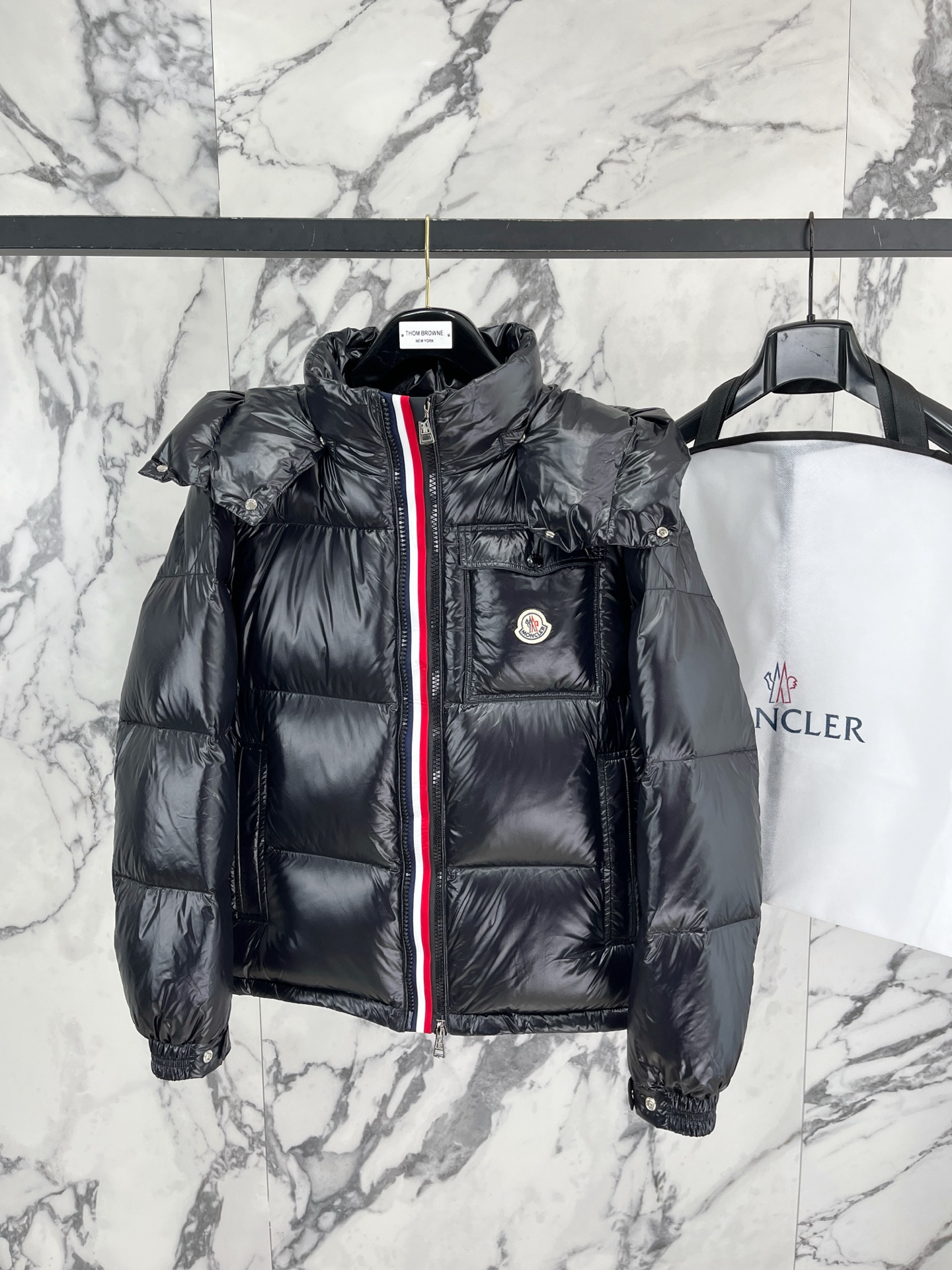 Moncler 盟可睐（蒙口）2026FW秋冬新款彩虹条可拆卸连帽羽绒服 全套原版五金辅料，拉链、按扣、袖口调节扣全部对