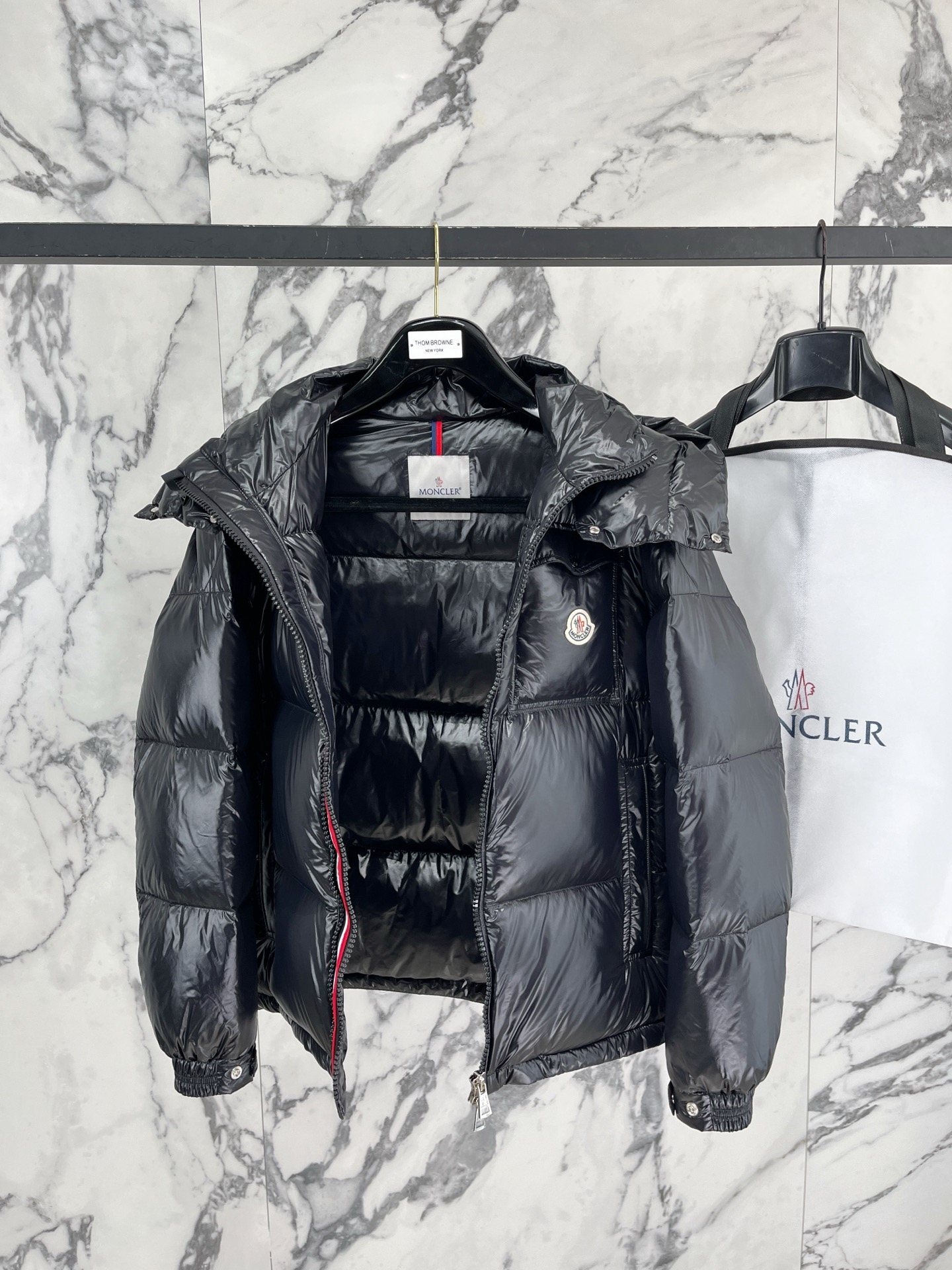 Moncler 盟可睐（蒙口）2026FW秋冬新款彩虹条可拆卸连帽羽绒服 全套原版五金辅料，拉链、按扣、袖口调节扣全部对
