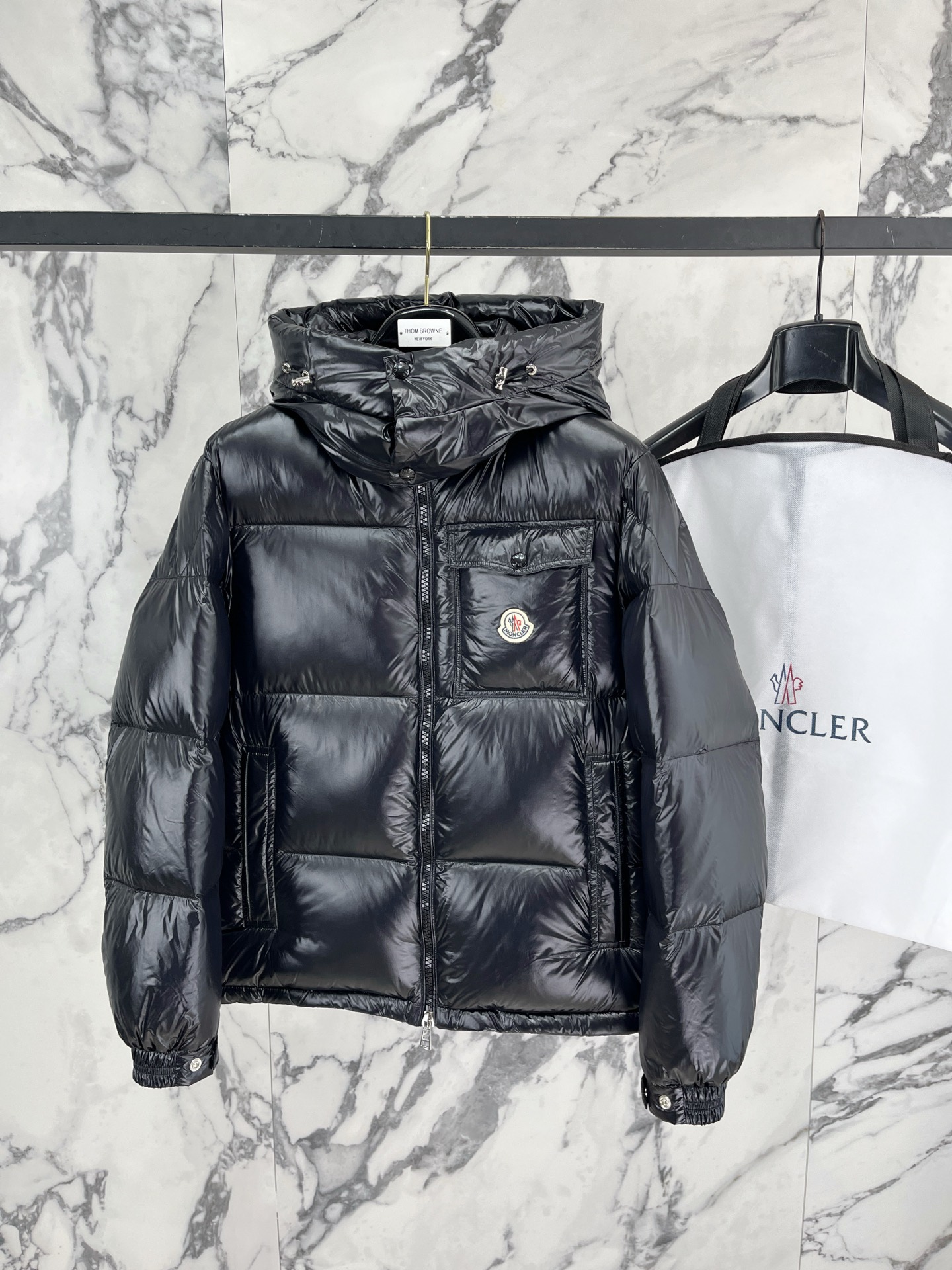 Moncler 盟可睐（蒙口）2026FW秋冬新款彩虹条可拆卸连帽羽绒服 全套原版五金辅料，拉链、按扣、袖口调节扣全部对