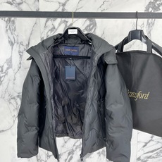 Louis Vuitton 路易威登(LV)2026FW秋冬新款可拆卸连帽压花羽绒服 全套原版五金配件,拉链、按扣全部还 Louis Vuitton 路易威登(LV)2026FW秋冬新款可拆卸连帽压花羽绒服 全套原版五金配件,拉链、按扣全部还