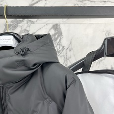 Louis Vuitton 路易威登(LV)2026FW秋冬新款可拆卸连帽压花羽绒服 全套原版五金配件,拉链、按扣全部还 Louis Vuitton 路易威登(LV)2026FW秋冬新款可拆卸连帽压花羽绒服 全套原版五金配件,拉链、按扣全部还