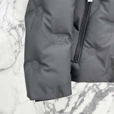 Louis Vuitton 路易威登(LV)2026FW秋冬新款可拆卸连帽压花羽绒服 全套原版五金配件,拉链、按扣全部还 Louis Vuitton 路易威登(LV)2026FW秋冬新款可拆卸连帽压花羽绒服 全套原版五金配件,拉链、按扣全部还