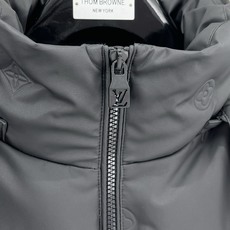 Louis Vuitton 路易威登(LV)2026FW秋冬新款可拆卸连帽压花羽绒服 全套原版五金配件,拉链、按扣全部还 Louis Vuitton 路易威登(LV)2026FW秋冬新款可拆卸连帽压花羽绒服 全套原版五金配件,拉链、按扣全部还
