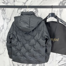 Louis Vuitton 路易威登(LV)2026FW秋冬新款可拆卸连帽压花羽绒服 全套原版五金配件,拉链、按扣全部还 Louis Vuitton 路易威登(LV)2026FW秋冬新款可拆卸连帽压花羽绒服 全套原版五金配件,拉链、按扣全部还