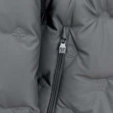 Louis Vuitton 路易威登(LV)2026FW秋冬新款可拆卸连帽压花羽绒服 全套原版五金配件,拉链、按扣全部还 Louis Vuitton 路易威登(LV)2026FW秋冬新款可拆卸连帽压花羽绒服 全套原版五金配件,拉链、按扣全部还