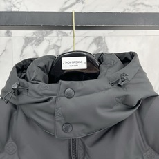 Louis Vuitton 路易威登(LV)2026FW秋冬新款可拆卸连帽压花羽绒服 全套原版五金配件,拉链、按扣全部还 Louis Vuitton 路易威登(LV)2026FW秋冬新款可拆卸连帽压花羽绒服 全套原版五金配件,拉链、按扣全部还