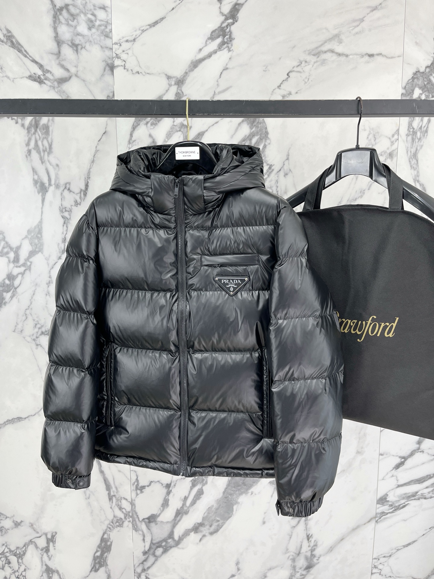 Prada 普拉达2026FW秋冬新款连帽羽绒服 全套原版五金配件，三角金属标、拉链、袖口按扣全部还原原版细节工艺。采用