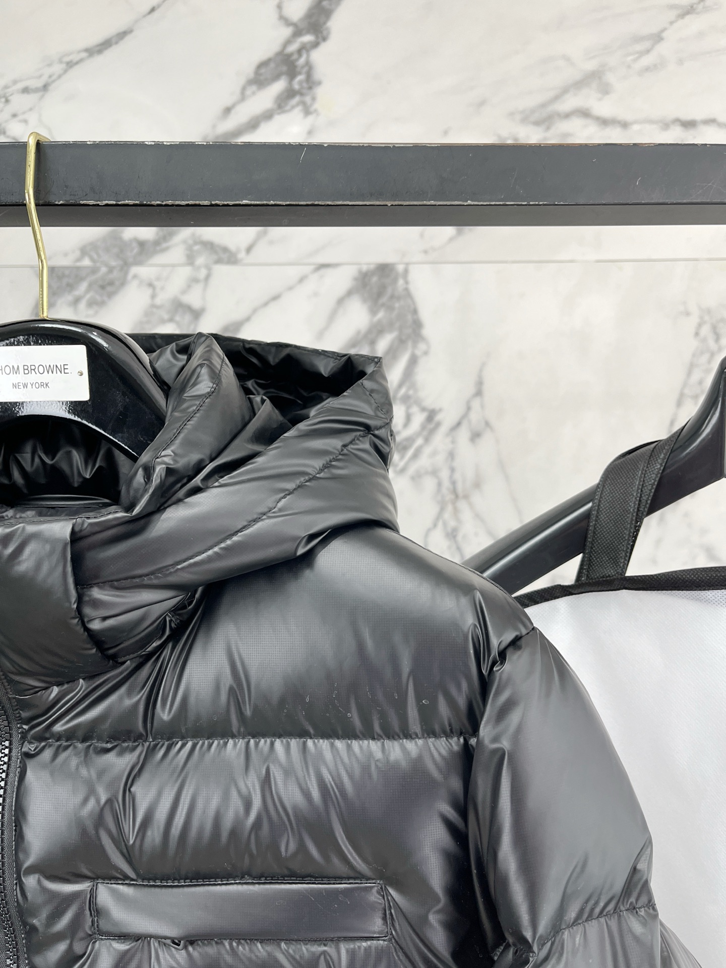 Prada 普拉达2026FW秋冬新款连帽羽绒服 全套原版五金配件，三角金属标、拉链、袖口按扣全部还原原版细节工艺。采用