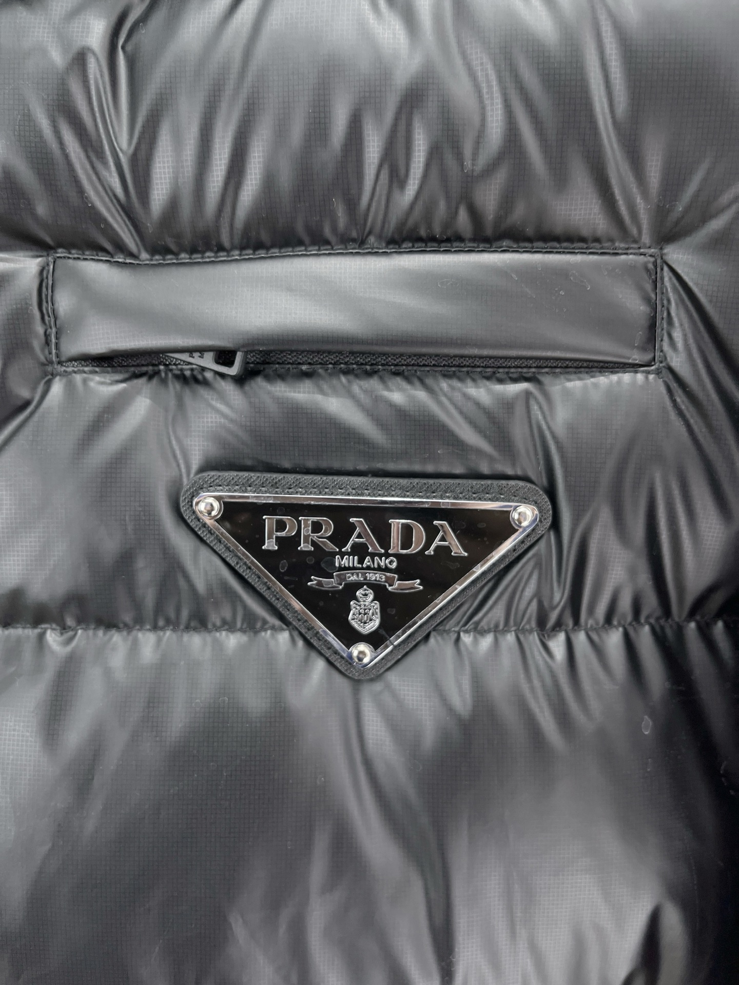 Prada 普拉达2026FW秋冬新款连帽羽绒服 全套原版五金配件，三角金属标、拉链、袖口按扣全部还原原版细节工艺。采用