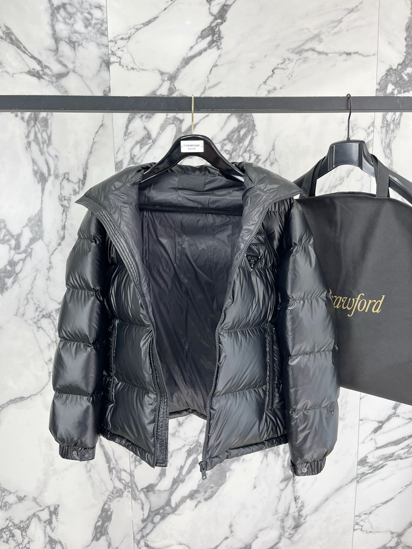 Prada 普拉达2026FW秋冬新款连帽羽绒服 全套原版五金配件，三角金属标、拉链、袖口按扣全部还原原版细节工艺。采用