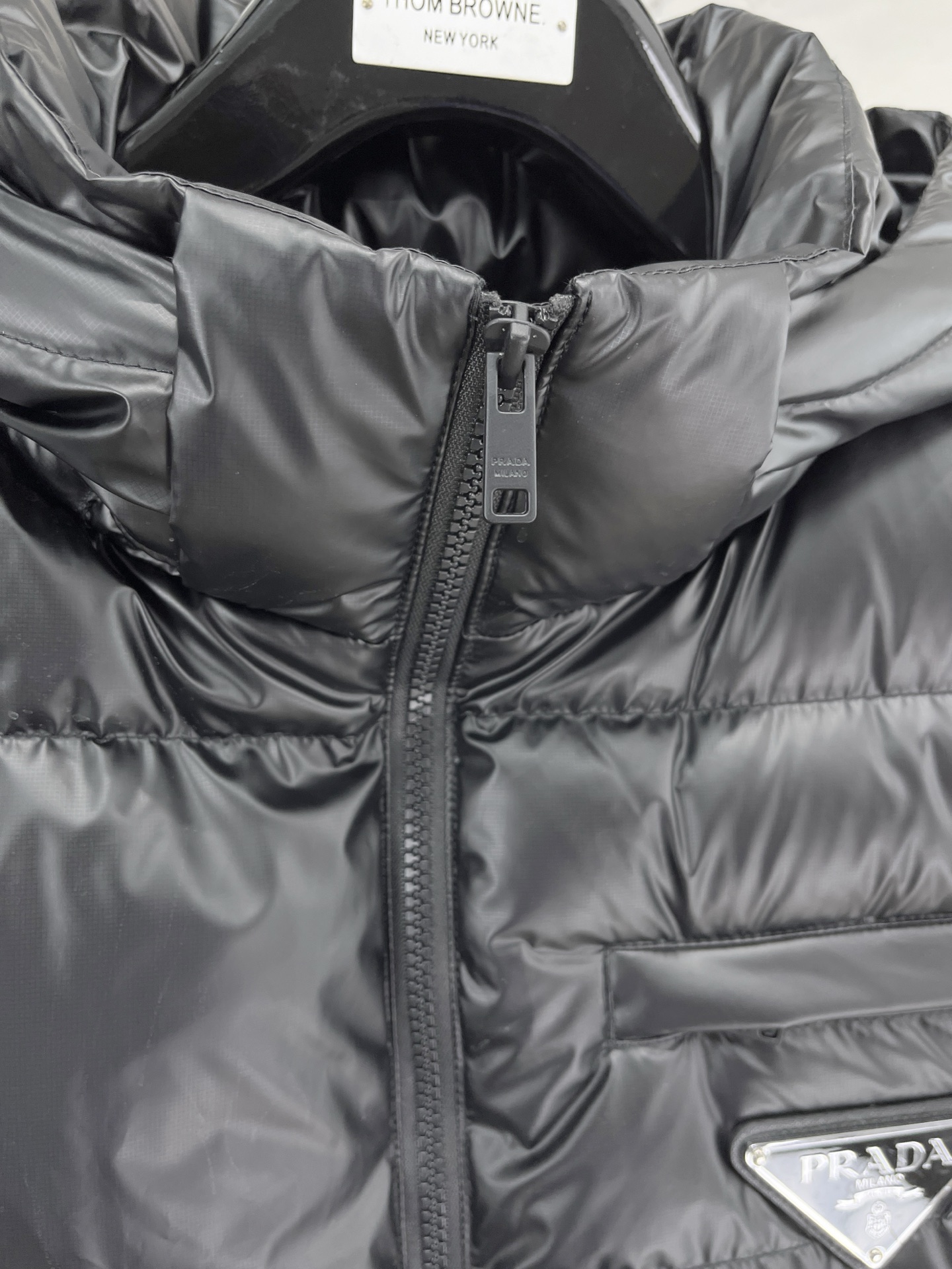 Prada 普拉达2026FW秋冬新款连帽羽绒服 全套原版五金配件，三角金属标、拉链、袖口按扣全部还原原版细节工艺。采用