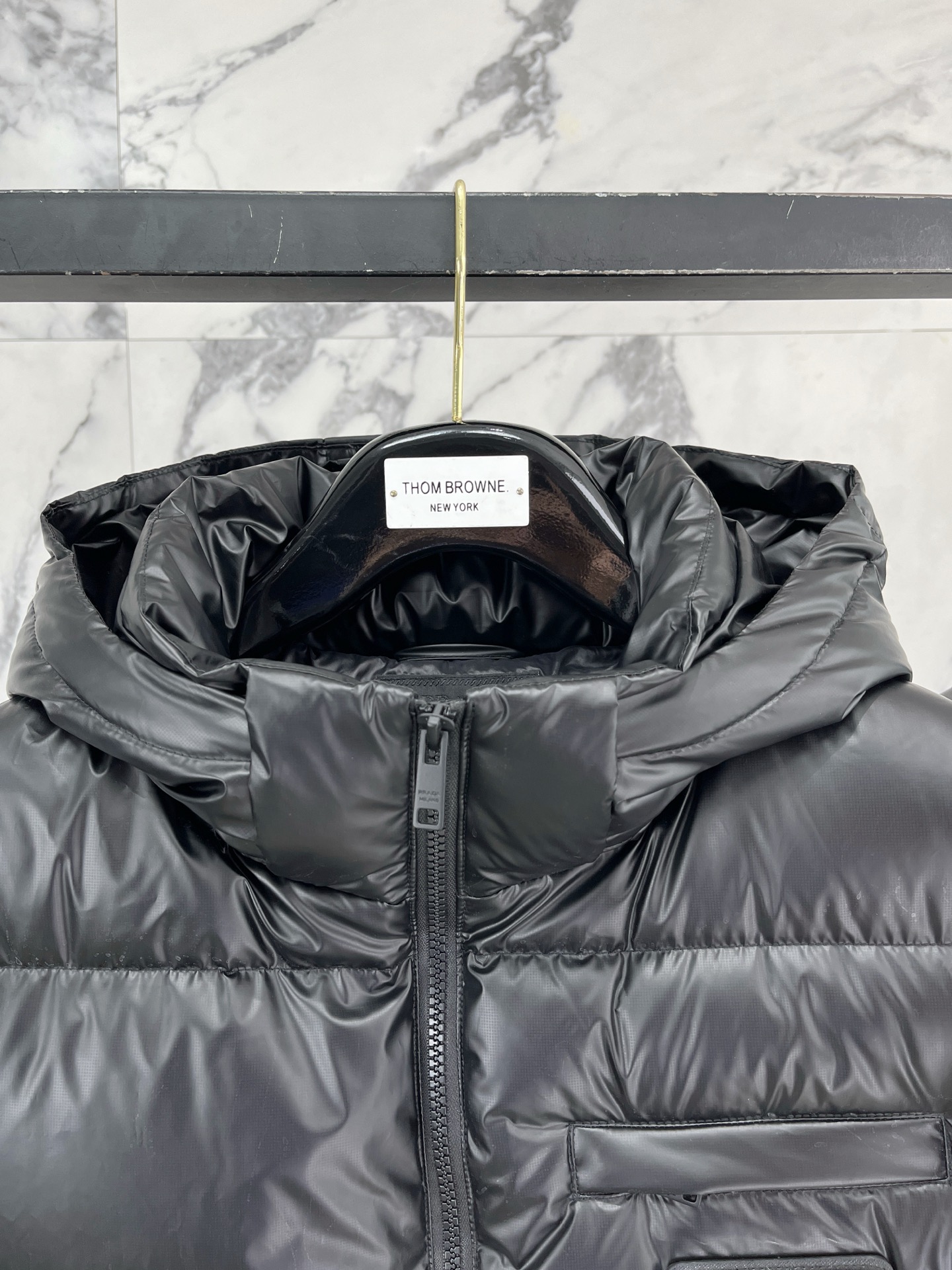Prada 普拉达2026FW秋冬新款连帽羽绒服 全套原版五金配件，三角金属标、拉链、袖口按扣全部还原原版细节工艺。采用