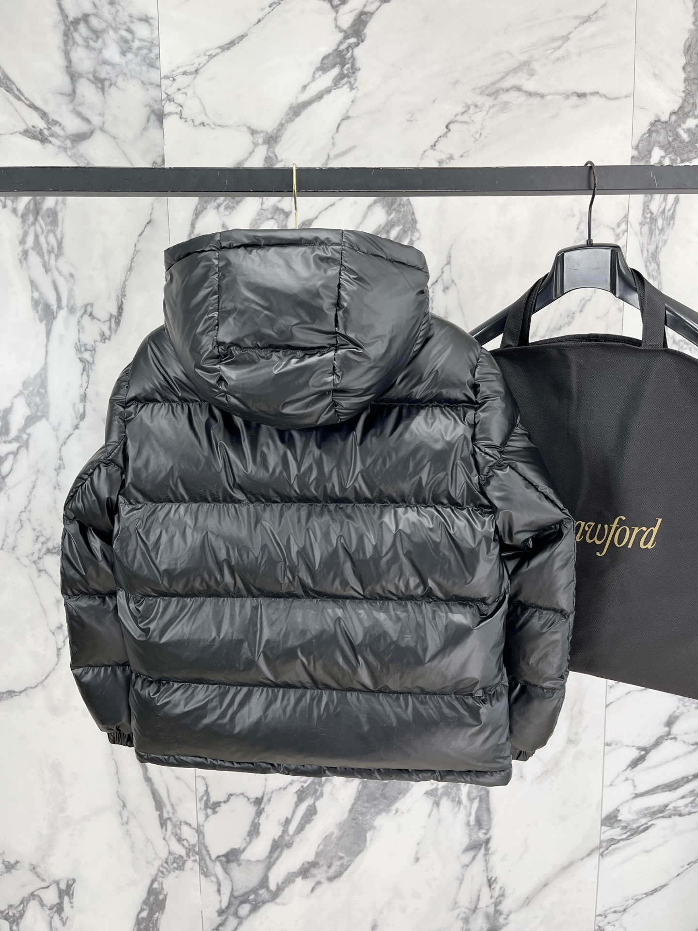 Prada 普拉达2026FW秋冬新款连帽羽绒服 全套原版五金配件，三角金属标、拉链、袖口按扣全部还原原版细节工艺。采用