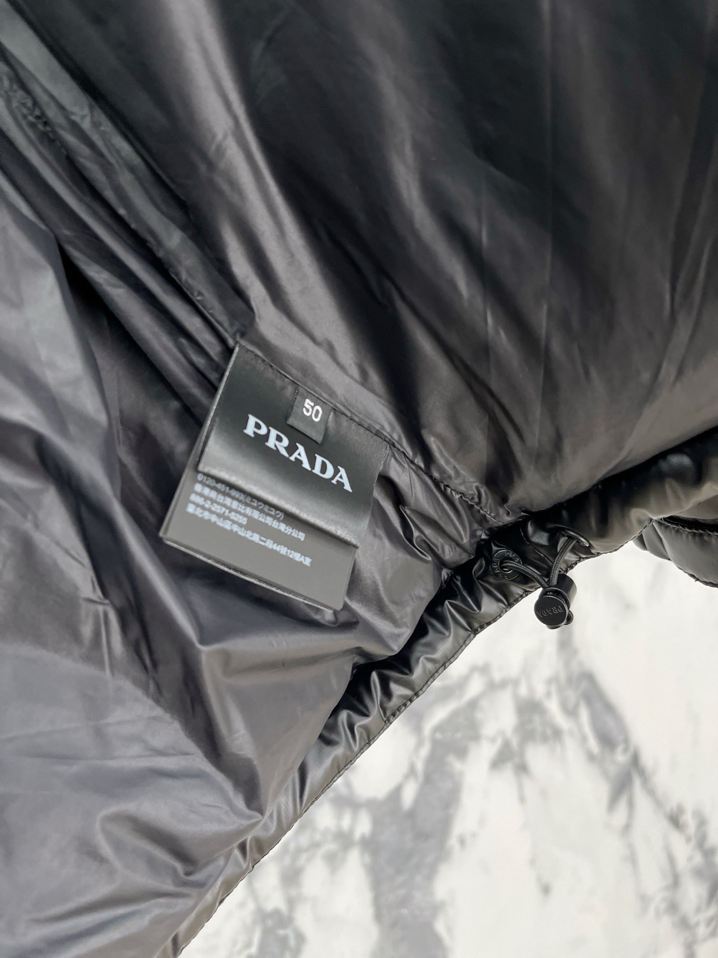 Prada 普拉达2026FW秋冬新款连帽羽绒服 全套原版五金配件，三角金属标、拉链、袖口按扣全部还原原版细节工艺。采用