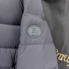 Burberry 博柏利2026FW秋冬专柜最新款暗标连帽短款羽绒服 全套原版五金辅料,定制品牌拉链、袖口调节纽扣全部还 Burberry 博柏利2026FW秋冬专柜最新款暗标连帽短款羽绒服 全套原版五金辅料,定制品牌拉链、袖口调节纽扣全部还