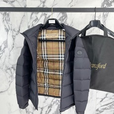 Burberry 博柏利2026FW秋冬专柜最新款暗标连帽短款羽绒服 全套原版五金辅料,定制品牌拉链、袖口调节纽扣全部还 Burberry 博柏利2026FW秋冬专柜最新款暗标连帽短款羽绒服 全套原版五金辅料,定制品牌拉链、袖口调节纽扣全部还