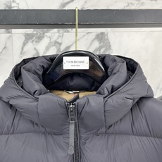 Burberry 博柏利2026FW秋冬专柜最新款暗标连帽短款羽绒服 全套原版五金辅料,定制品牌拉链、袖口调节纽扣全部还 Burberry 博柏利2026FW秋冬专柜最新款暗标连帽短款羽绒服 全套原版五金辅料,定制品牌拉链、袖口调节纽扣全部还