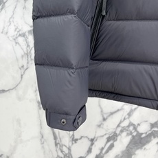 Burberry 博柏利2026FW秋冬专柜最新款暗标连帽短款羽绒服 全套原版五金辅料,定制品牌拉链、袖口调节纽扣全部还 Burberry 博柏利2026FW秋冬专柜最新款暗标连帽短款羽绒服 全套原版五金辅料,定制品牌拉链、袖口调节纽扣全部还