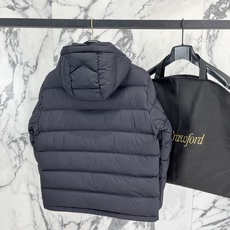 Burberry 博柏利2026FW秋冬专柜最新款暗标连帽短款羽绒服 全套原版五金辅料,定制品牌拉链、袖口调节纽扣全部还 Burberry 博柏利2026FW秋冬专柜最新款暗标连帽短款羽绒服 全套原版五金辅料,定制品牌拉链、袖口调节纽扣全部还