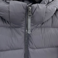 Burberry 博柏利2026FW秋冬专柜最新款暗标连帽短款羽绒服 全套原版五金辅料,定制品牌拉链、袖口调节纽扣全部还 Burberry 博柏利2026FW秋冬专柜最新款暗标连帽短款羽绒服 全套原版五金辅料,定制品牌拉链、袖口调节纽扣全部还